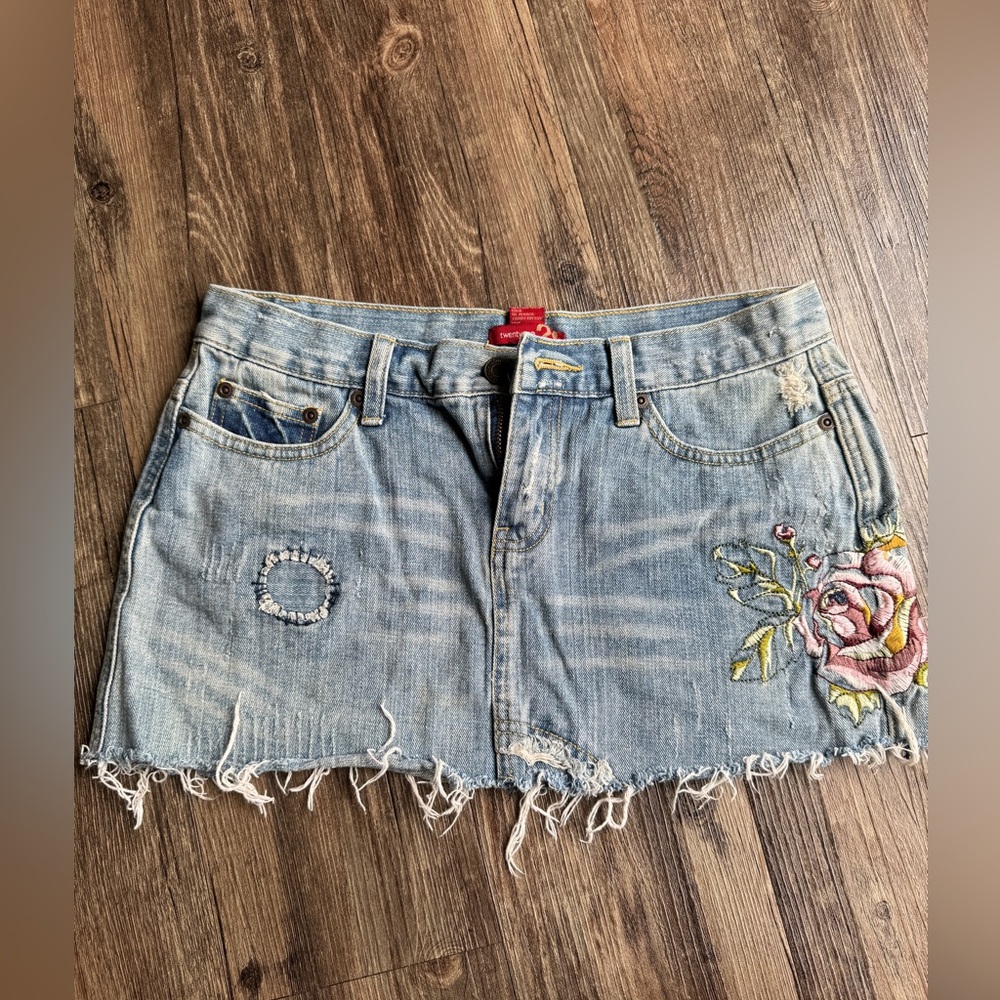 Vintage twenty one jean skirt embroidered flowers